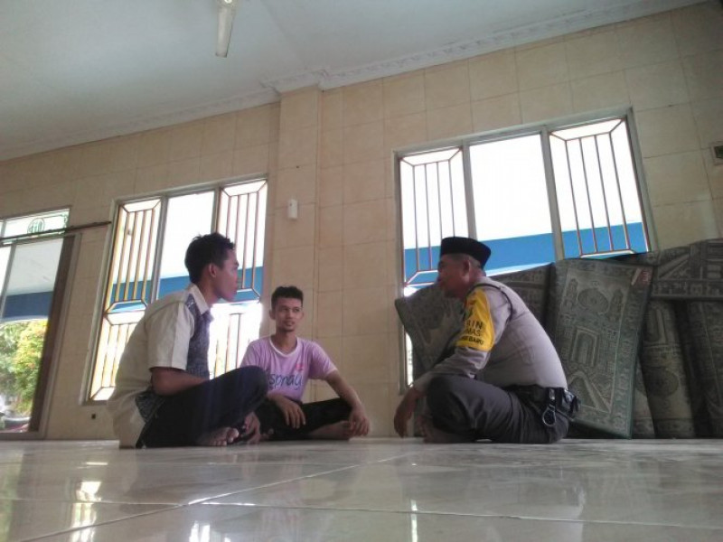 IMG-aiptu-sulaiman-berdialog-dengan-pemuda-selesai-melaksanakan-sholat