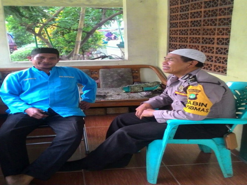 IMG-sambangi-pengurus-mushola-nurul-falah-binmas-periuk-jaya-sampaikan-himbauan-kamtibmas