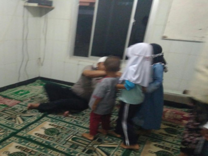 IMG-pendekatan-emosional-binmas-neglasari-dengan-shalat-berjamaah-bersama-warganya