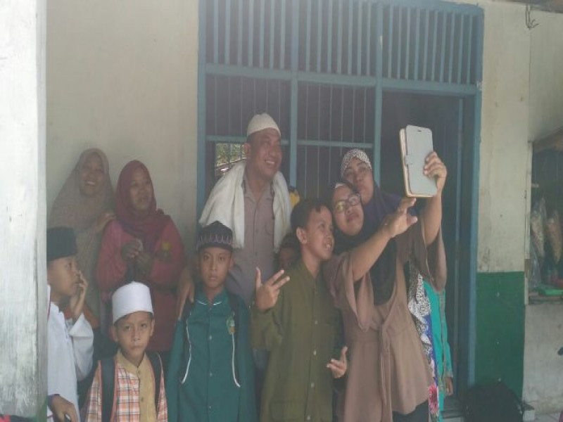 IMG-sambangi-tempat-pengajian-bhabinkamtibmas-desa-babakan-asem-ingatkan-anak-anak-agar-tidak-tinggalkan-ngaji