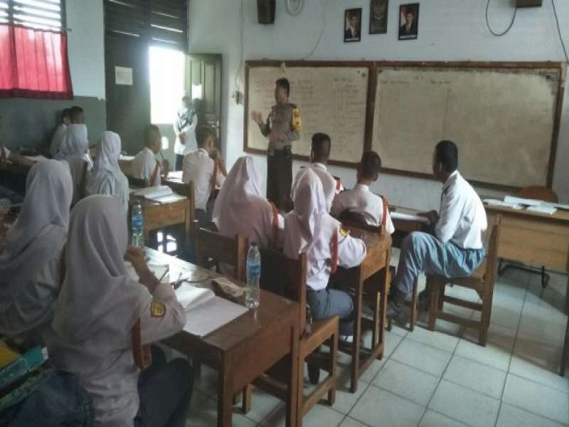 IMG-bhabinkamtibmas-polsek-jatiuwung-berikan-arahan-para-pelajar-kelas-12-sman-11-tangerang