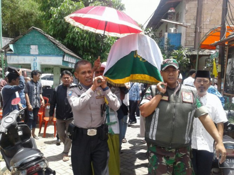 IMG-pelayanan-tanpa-batas-babinsa-dan-binmas-sangiang-jaya-gotong-keranda-jenazah-warganya-hingga-ke-pemakaman