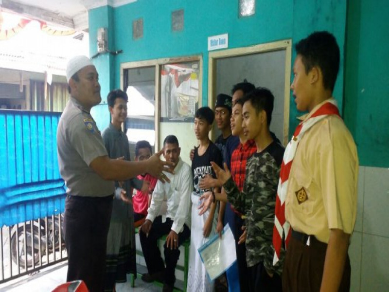 IMG-polsantren-binmas-polsek-jatiuwung-bripka-m-zaenudin-menyambangi-santri-ummul-rodhiyyah