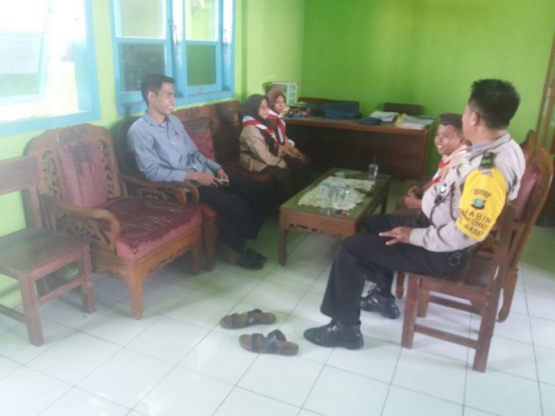 IMG-bhabinkamtibmas-kelurahan-dadap-melaksanakan-kegiatan-sambang-kesekolah-mi-raihatul-mutaalimin-kp-sungapan-kel-dadap