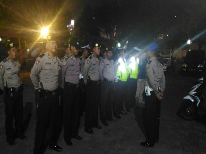 IMG-kanit-provos-polsek-jatiuwung-pimpin-apel-malam-untuk-melakukan-patroli-cipta-kondisi