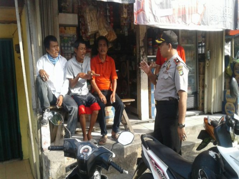 IMG-kapolsek-neglasari-jalin-kedekatan-dengan-warga-jaga-keharmonisan-antara-polri-dengan-masyarakat
