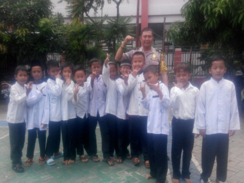 IMG-aiptu-hardono-sambangi-sekolah-sd-negeri-selapajang-1