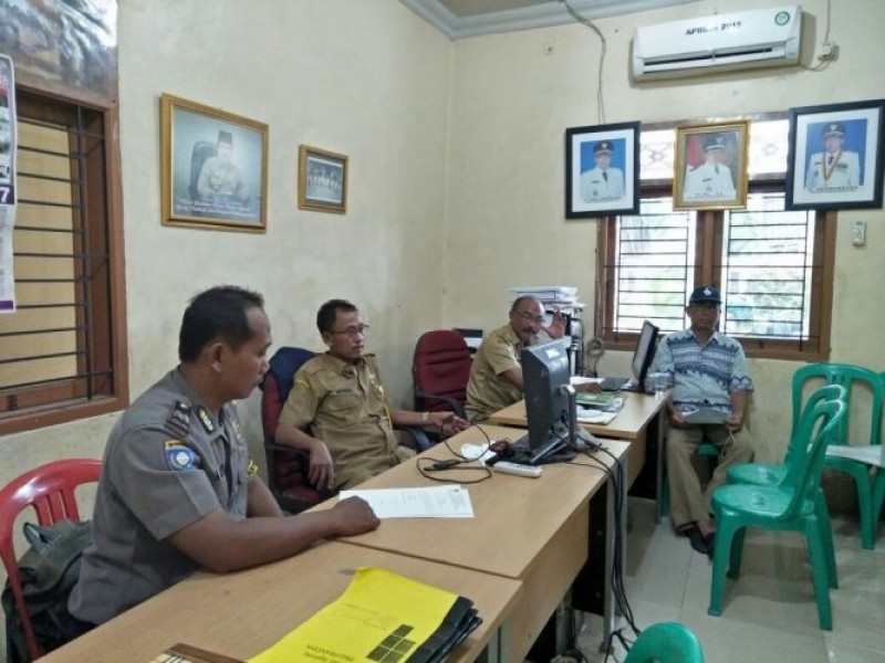 IMG-bhabinkamtibmas-polsek-sepatan-aiptu-khairul-shaleh-kordinasi-pendataan-pilkada-bupati-tangerang-dengan-ketua-pps-desa-kayu-agung