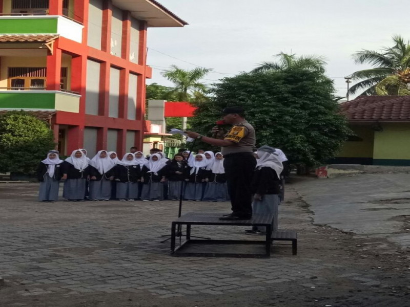 IMG-aiptu-asmad-menjadi-pembina-upacara-di-yayasan-ki-hajar-dewantoro-sebagai-implementasi-program-polkis
