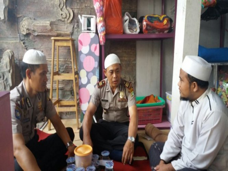 IMG-wakapolsek-jatiuwung-bersilaturahmi-dengan-ustad-wahyu-ketua-fpi-kec-jatiuwung