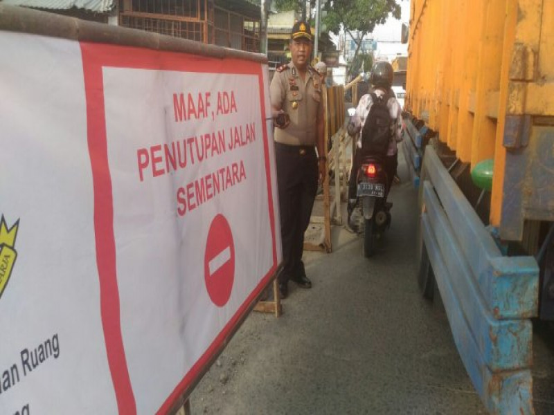 IMG-adanya-proyek-penutupan-jalan-kapolsek-jatiuwung-bersama-anggota-gatur-lalin-di-pertigaan-bri-jatiuwung