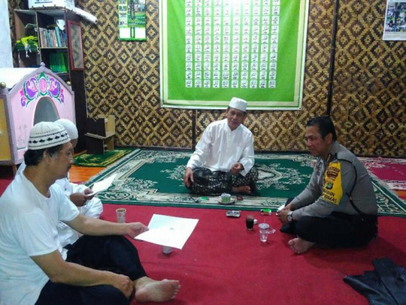 IMG-bhabinkamtibmas-kelurahan-kreo-selatan-mengajak-tokoh-agama-untuk-sama-sama-menjaga-keamanan-lingkungan