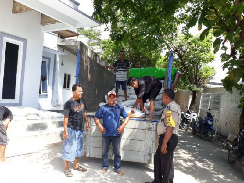 IMG-binamas-polsek-teluknaga-monitoring-kegiatan-pembagian-raskin-di-desa-kosambi-timur