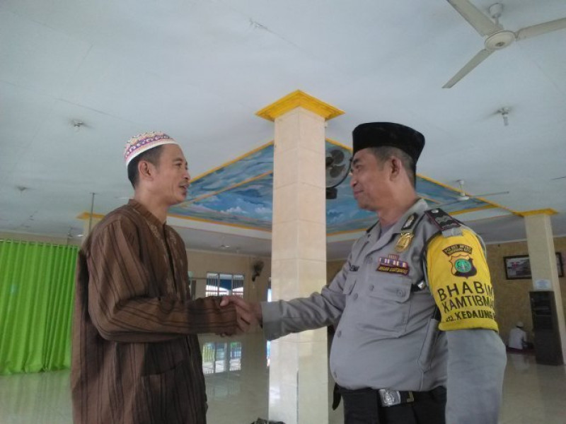 IMG-saat-beribadah-di-masjid-aiptu-sulaiman-bersilaturahmi-dengan-tokoh-masyarakat