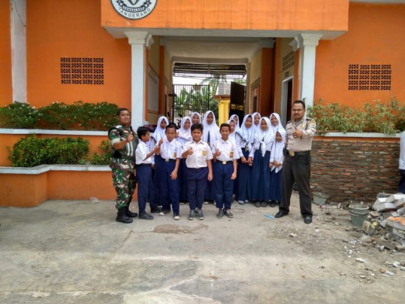 IMG-bhabinkamtibmas-polsek-sepatan-bersama-babinsa-laksanakan-kunjungan-sekolah-dalam-program-polkiss