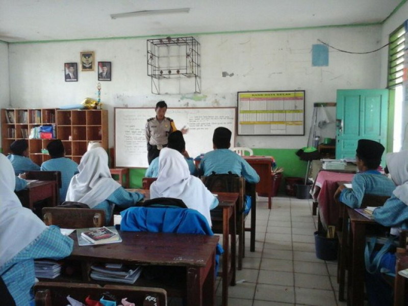 IMG-dalam-kunjungan-nya-ke-sekolah-bhabinkamtibmas-polsek-sepatan-himbau-siswa-siswi-pelajar