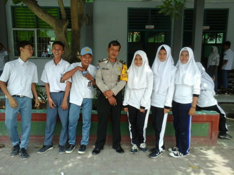 IMG-bhabinkamtibmas-kel-sepatan-aiptu-muslikh-beri-arahan-ke-siswa-siswi-untuk-menjauhi-kenakalan-remaja
