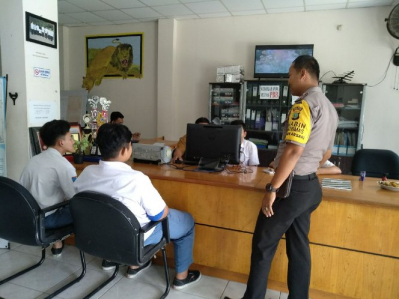 IMG-bhabinkamtibmas-mekarsari-kunjungi-siswa-pkl-gracia