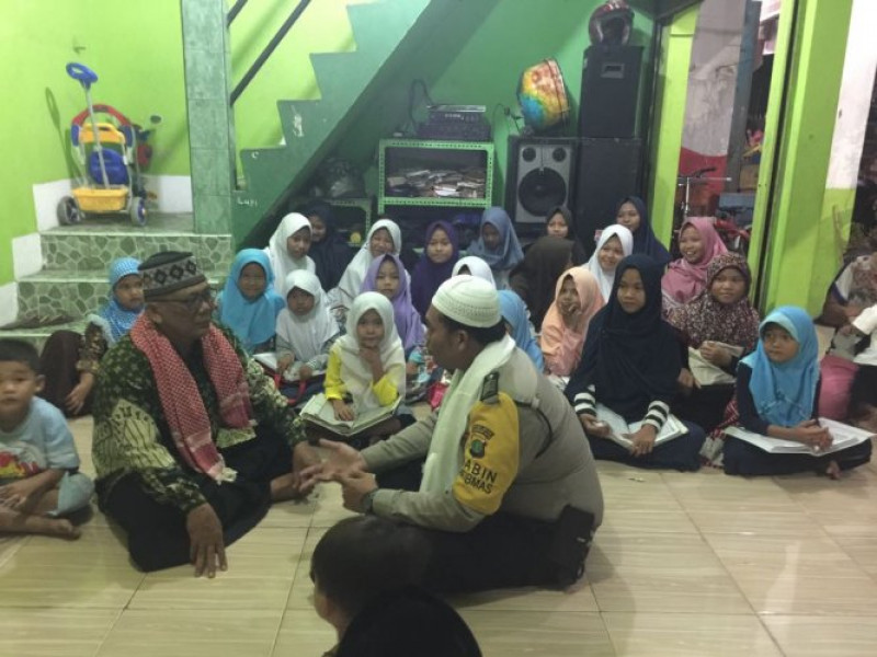 IMG-sambang-pesantren-bhabinkamtibmas-polres-metro-tangerang-kota-mengajari-santri-mengaji