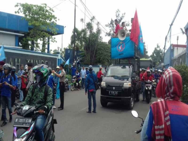 IMG-personil-polsek-jatiuwung-kawal-aksi-konvoi-massa-buruh-di-kawasan-industri