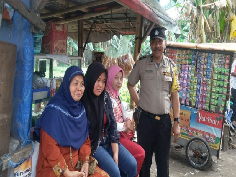 IMG-bhabinkamtibmas-polsek-cipondoh-mengingatkan-para-ibu-jangan-lupa-matikan-kompor