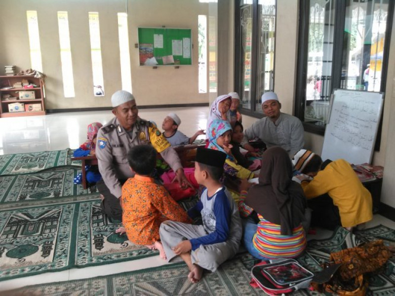 IMG-aiptu-sulaiman-bhabinkamtibmas-kelurahan-kedaung-baru-laksanakan-tugas-polsantren
