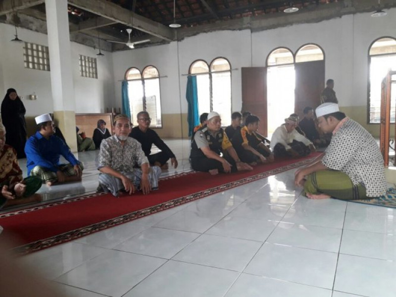 IMG-dekatkan-diri-dengan-tokoh-agama-dan-masyarakat-aiptu-apendih-kunjungi-majelis-taklim-al-gopur