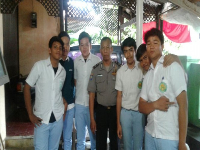 IMG-bhabinkamtibmas-polsek-ciledug-lakukan-pembinaan-pada-siswa-yang-kedapatan-nongkrong-di-luar-sekolah