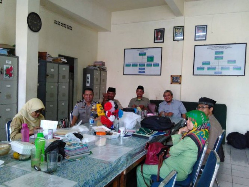 IMG-aiptu-edi-supriadi-menghimbau-guru-untuk-mengajarkan-budi-pekerti-kepada-muridnya