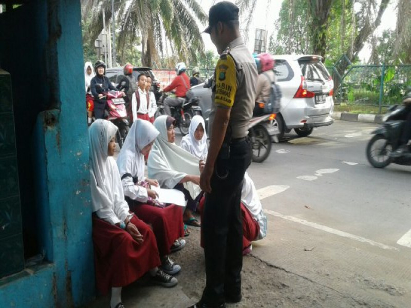 IMG-binmas-kelurahan-neglasari-jalin-kedekatan-dengan-pihak-sekolah-melalui-program-polkiss