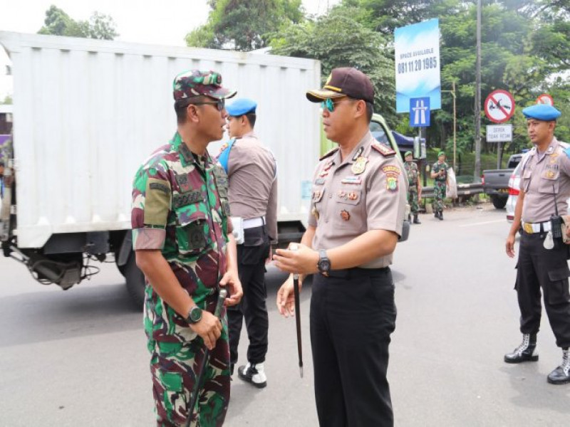 IMG-kapolres-metro-tangerang-kota-dan-dandim-0506-tgr-pimpin-langsung-pengawalan-massa-aksi-buruh-ke-prov-banten