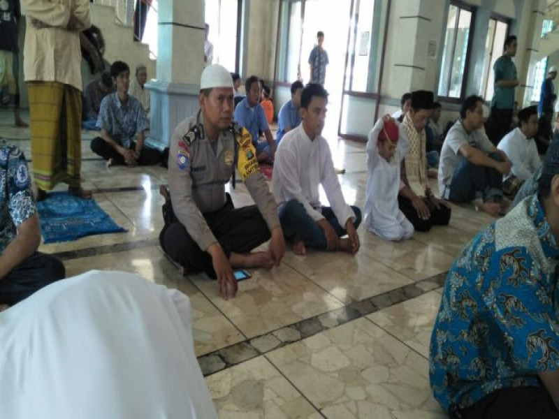 IMG-giat-cinta-masjid-binmas-polsek-jatiuwung-lakukan-shalat-dzuhur-berjamaah-di-masjid-al-jihad-periuk-damai