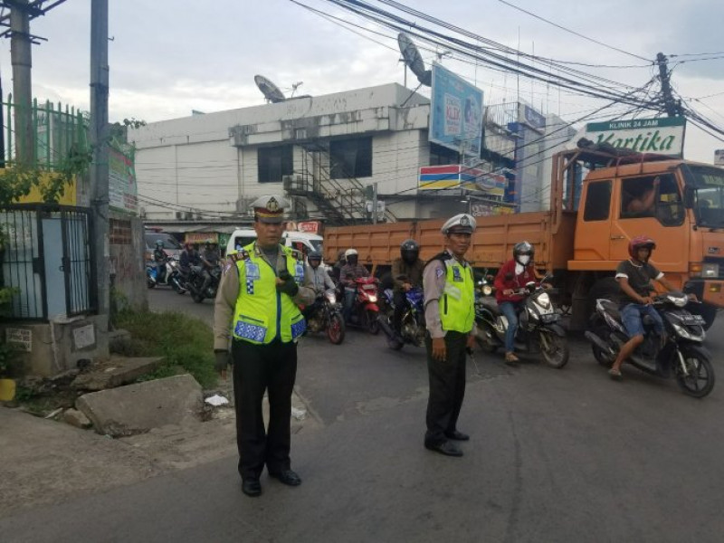 IMG-urai-kemacetan-akibat-adanya-penutupan-jalan-lantas-polsek-jatiuwung-gatur-lalin-di-pertigaan-bri-jati