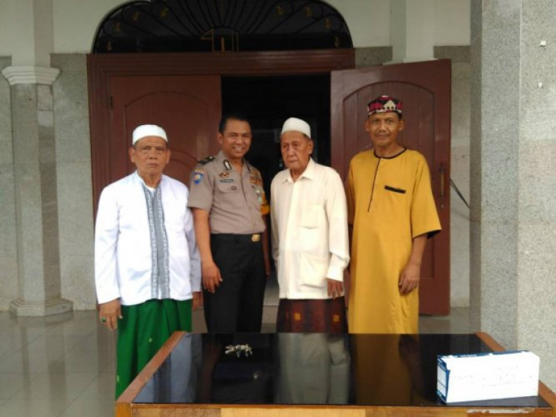 IMG-bhabinkamtibmas-polsek-ciledug-mengajak-tokoh-agama-untuk-ikut-menjaga-keamanan-lingkungan