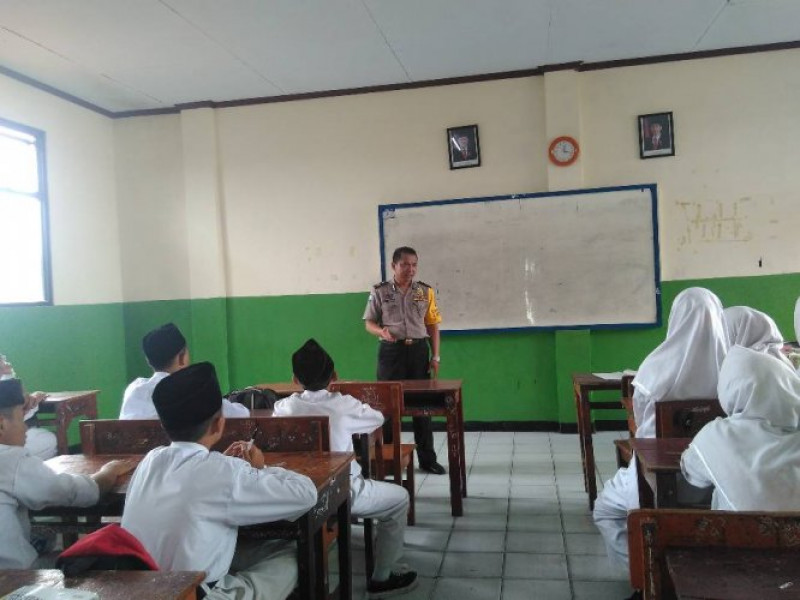 IMG-bhabinkamtibmas-kelurahan-kreo-selatan-menghimbau-siswa-smp-al-mamur-menjauhi-narkoba