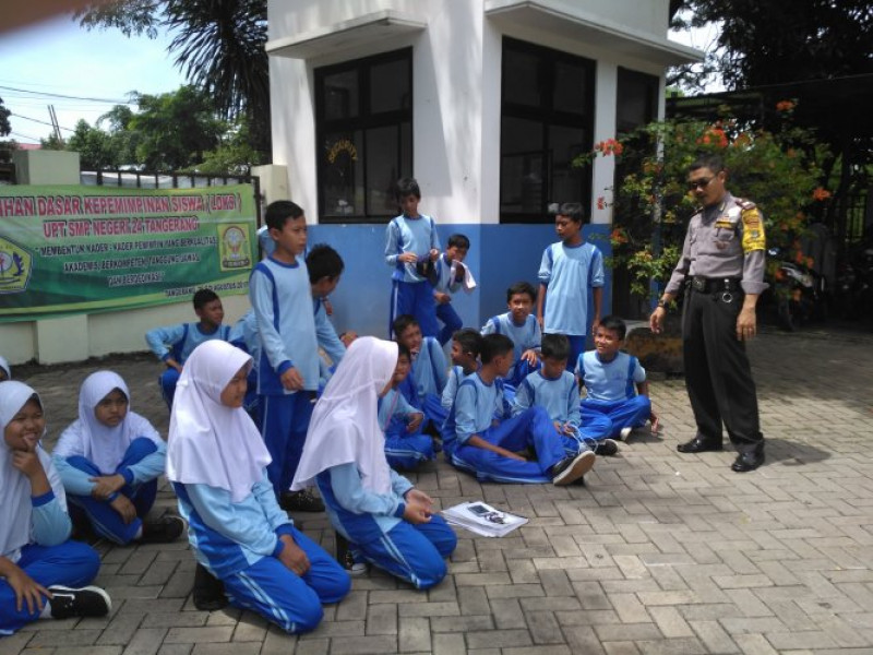 IMG-binmas-polsek-ciledug-aiptu-jacky-tarmudzi-memberi-penyuluhan-ke-siswa-siswi-smpn-24-pondok-bahar