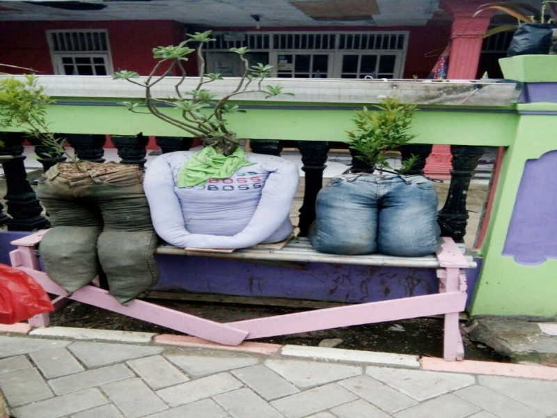 IMG-warga-bugel-sulap-barang-bekas-jadi-pot-unik