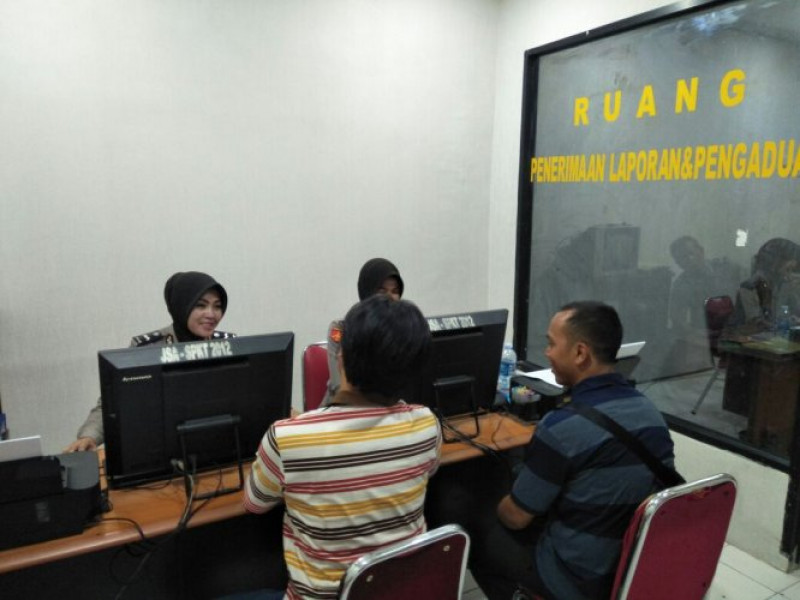 IMG-polwan-polsek-jatiuwung-gantikan-polki-saat-shalat-jumat-berikan-pelayanan-kepada-masyarakat-di-spkt