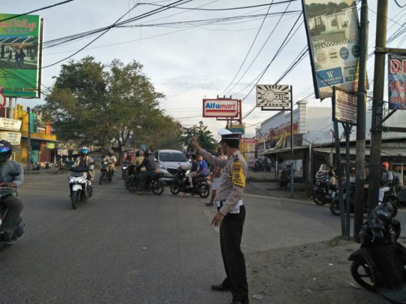 IMG-bhabinkamtibmas-polsek-sepatan-melaksanakan-pengaturan-lalu-lintas-pelayanan-masyarakat-pengguna-jalan
