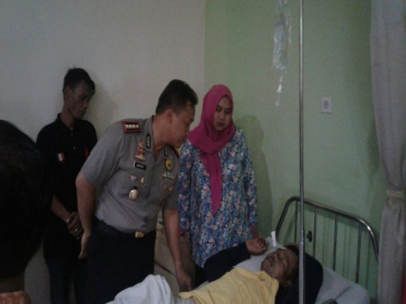 IMG-kapolsek-sepatan-mendampingi-kapolres-metro-tangerang-kota-menjeguk-anggotanya-yang-terkena-musibah-kecelakaan-lalulintas