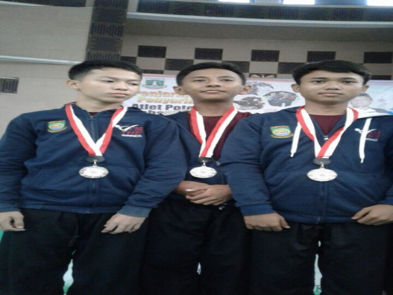 IMG-tiga-pelajar-smpn-14-juara-kejurda-pencak-silat