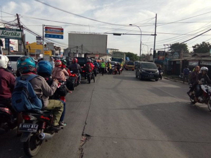 IMG-urai-kemacetan-di-jl-gatot-subroto-akp-pintaraja-lakukan-pengaturan-lalu-lintas-di-pertigaan-bri-jatiuwung