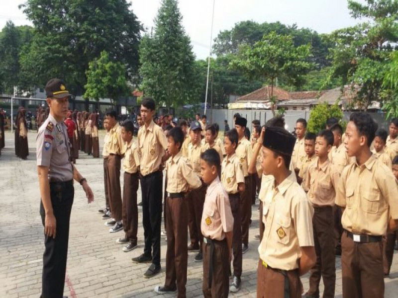 IMG-kanit-binmas-polsek-jatiuwung-sambangi-smp-yapintek-ajarkan-para-siswa-tentang-disiplin