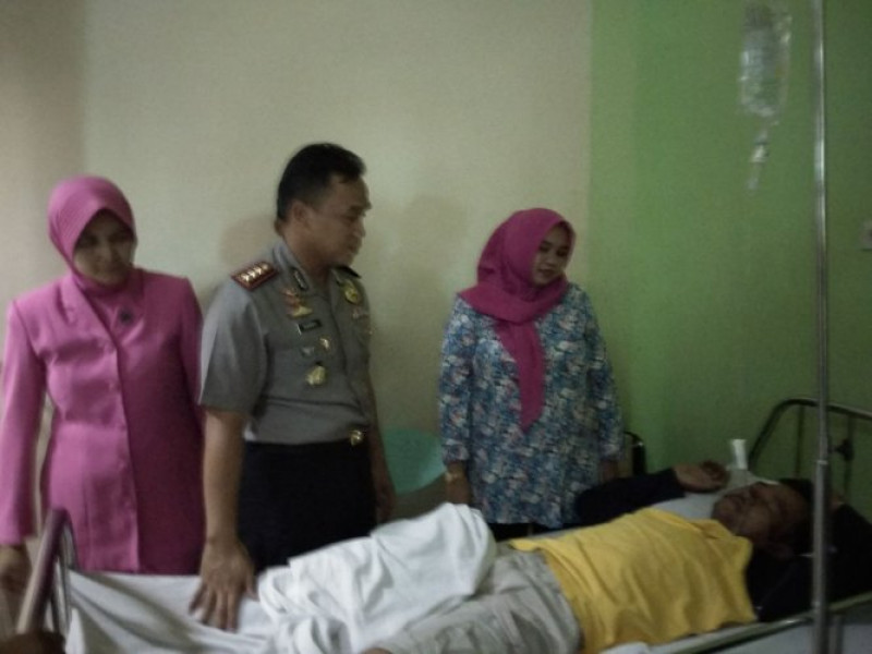 IMG-kapolsek-jatiuwung-dampingi-kapolres-metro-tangerang-kota-jenguk-aiptu-muslih-di-rs-sari-asih-sangiang