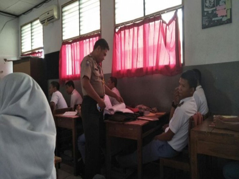 IMG-kegiatan-rutin-bhabinkamtibmas-jatake-polsek-jatiuwung-sambangi-sman-11-tangerang