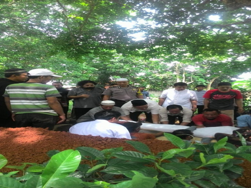 IMG-bhabinkamtibmas-pasir-jaya-polsek-jatiuwung-hadiri-prosesi-pemakaman-warga