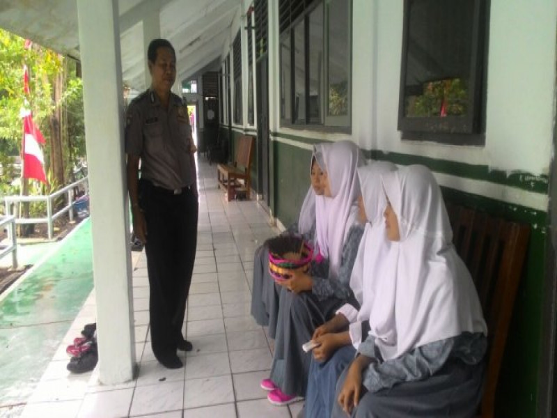 IMG-aiptu-cecep-sapa-dan-ajak-pelajar-untuk-katakan-tidak-pada-narkoba-saat-polkis-di-ma-nurul-falah