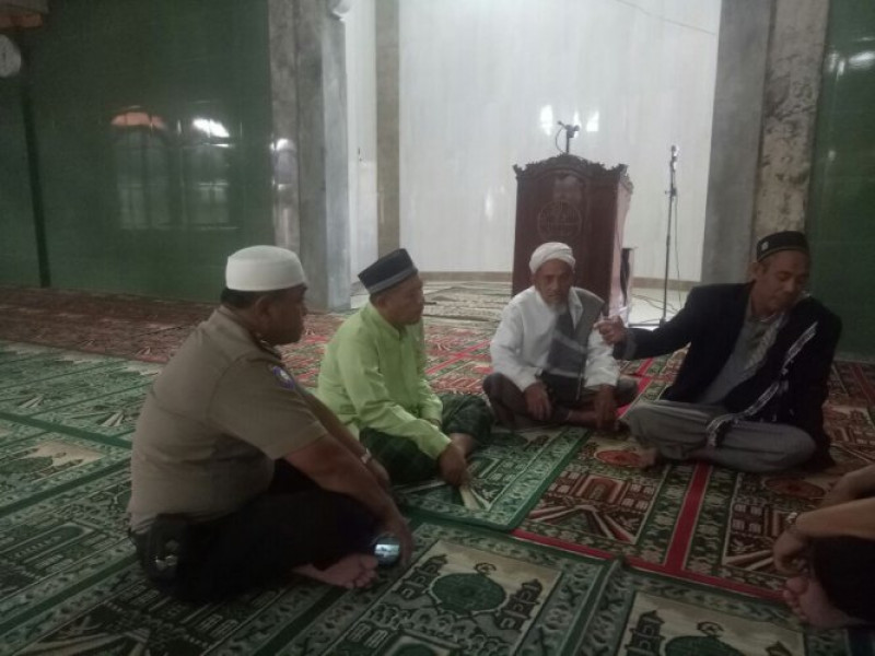 IMG-cegah-bahaya-radikalisme-ipda-sriyana-berdialog-dengan-tokoh-agama-usai-melaksanakan-shalat-berjamaah