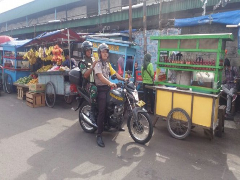 IMG-binmas-polsek-jatiuwung-bripka-m-zaenudin-besama-babinsa-alam-jaya-lakukan-patroli-ke-sentral-ekonomi