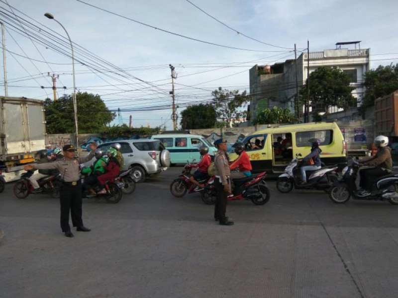IMG-jajaran-polsek-jatiuwung-melaksanakan-pelayanan-jumat-sore-di-jalan-gatot-subroto